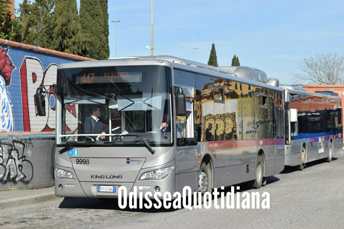Bottiglie contro il bus in transito, paura fra i passeggeri - 