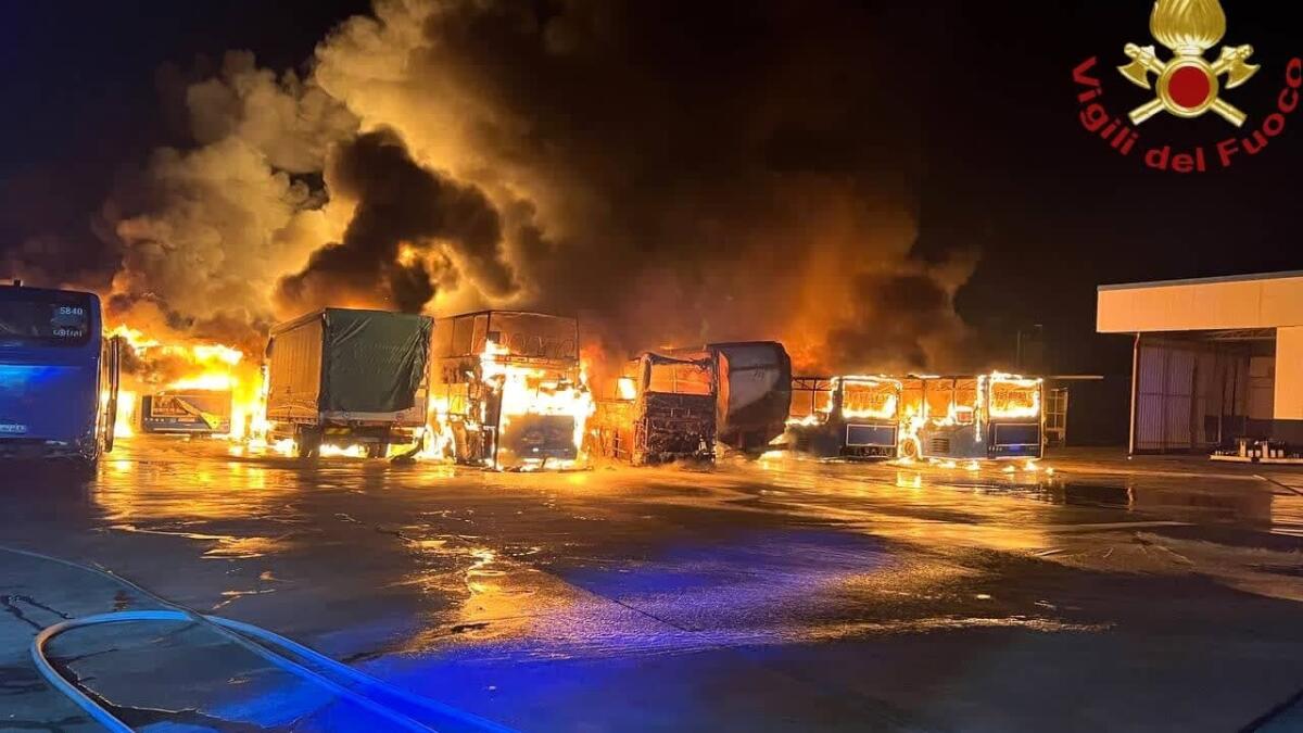 Incendio in officina: 20 autobus Cotral distrutti dalle fiamme - 
