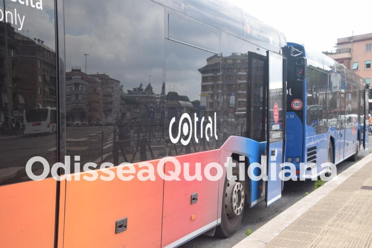 Autobus Cotral finisce contro il muro di una caserma - 
