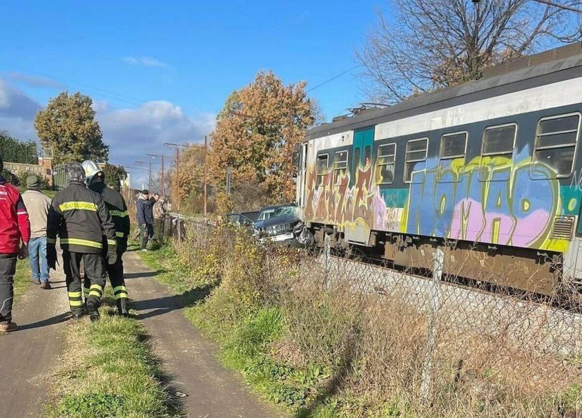 Ferrovia Roma-Viterbo: scontro tra auto e treno ad un passaggio a livello - 
