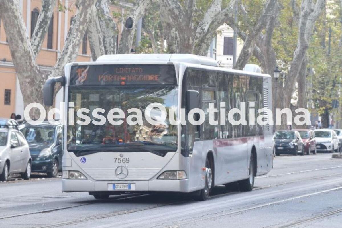 Lavori infiniti: da due mesi bus navetta per tre linee tram. Nessuna previsione di ripristino - 