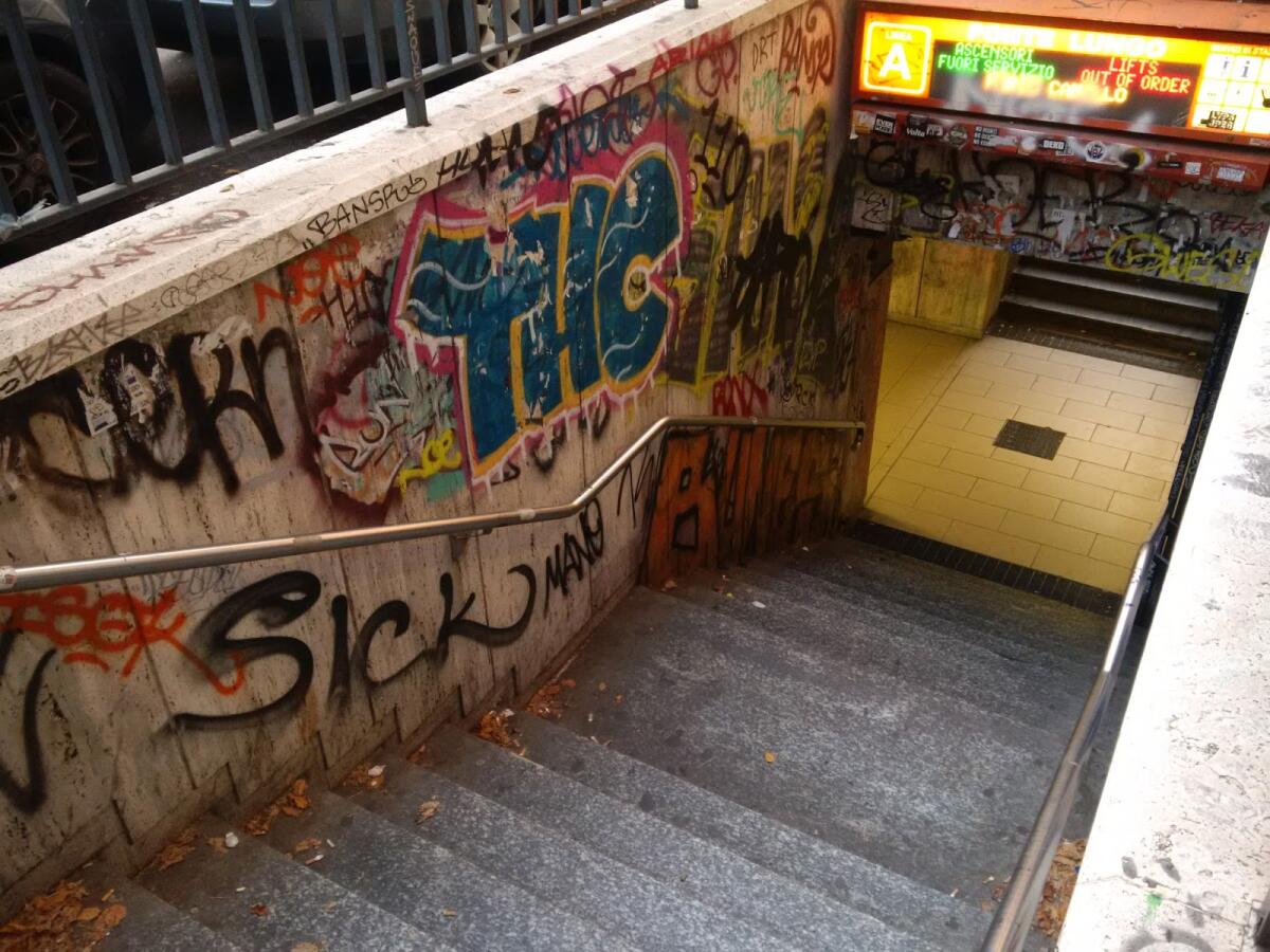 Atac, campionario di inciviltà degli utenti sui mezzi pubblici - 