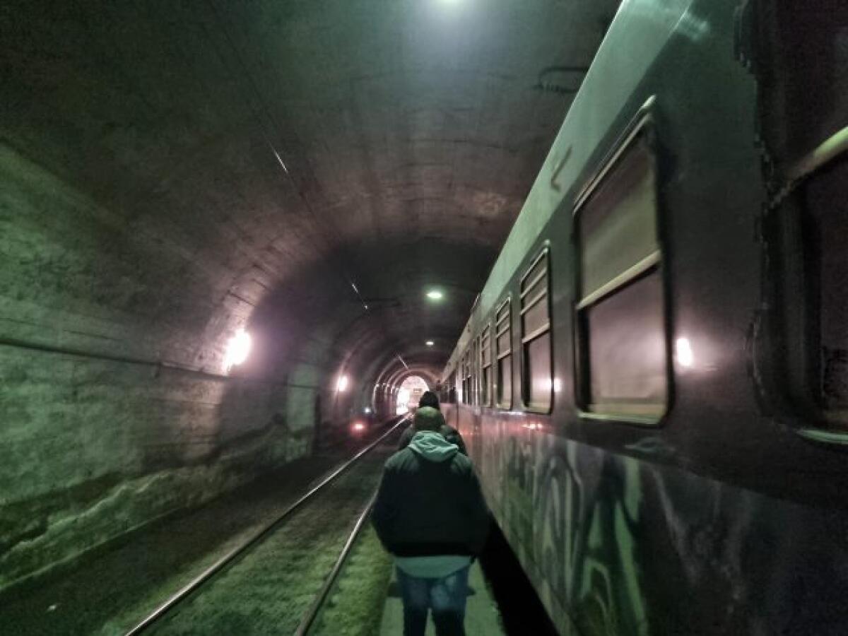 Treni fermi sulla Roma-Viterbo, passeggeri evacuati in galleria - 