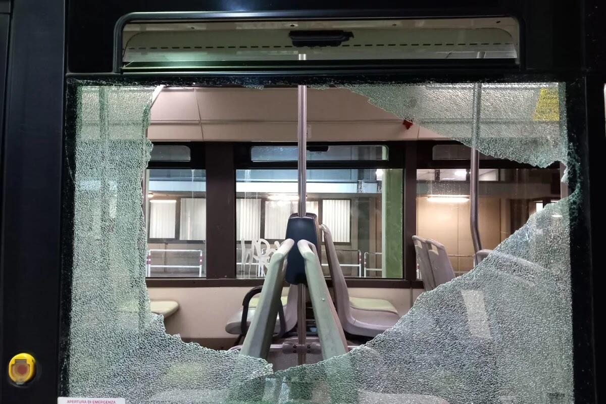 Nuove vandalizzazioni ai bus dentro il deposito ATAC di via Candoni - 