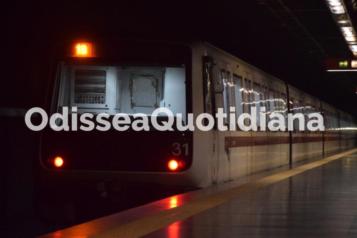 Cade sui binari e viene investito da treno della Metro A - 