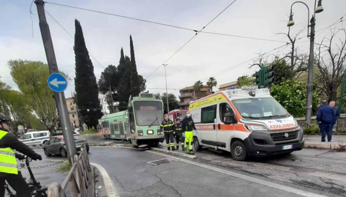 Scontro tram-auto su Ponte Matteotti: sette feriti - 