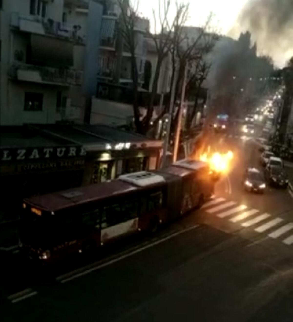 Flambus: prende fuoco un bus ATAC a Montesacro - 