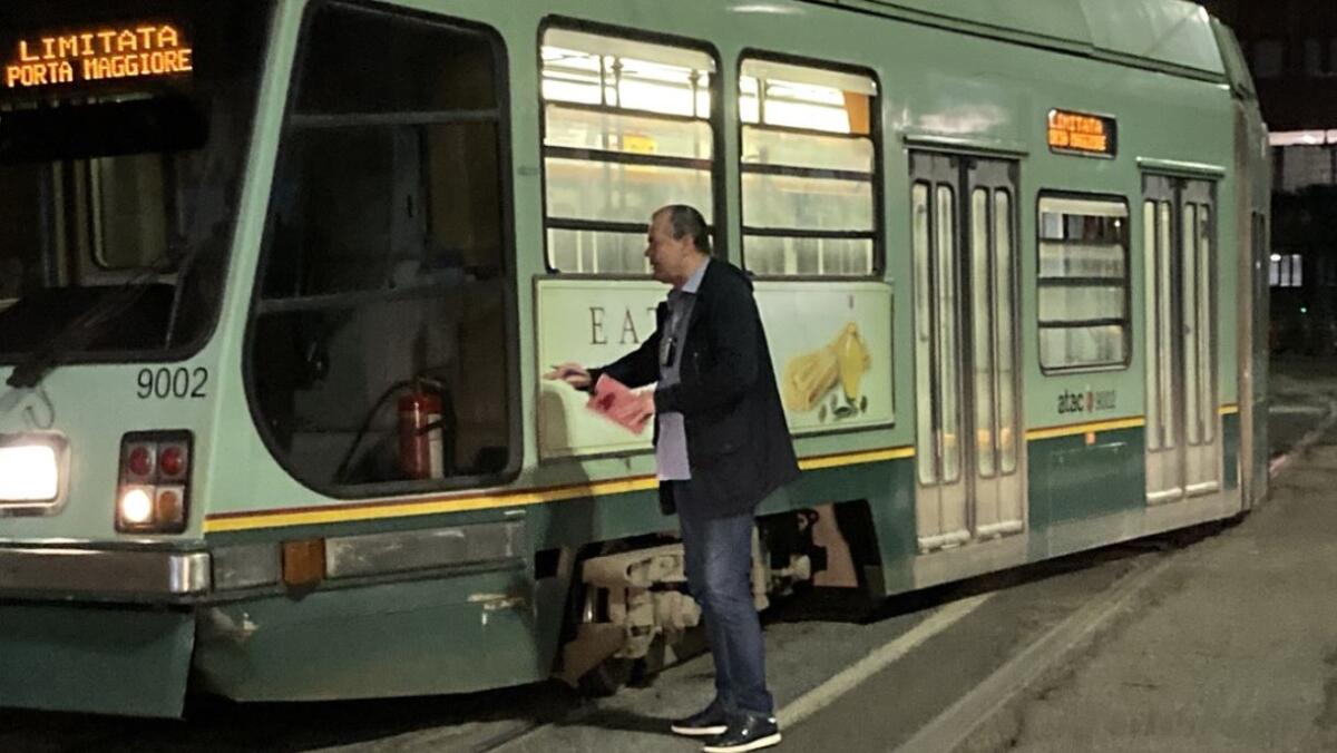 Tram deraglia a Porta Maggiore - 