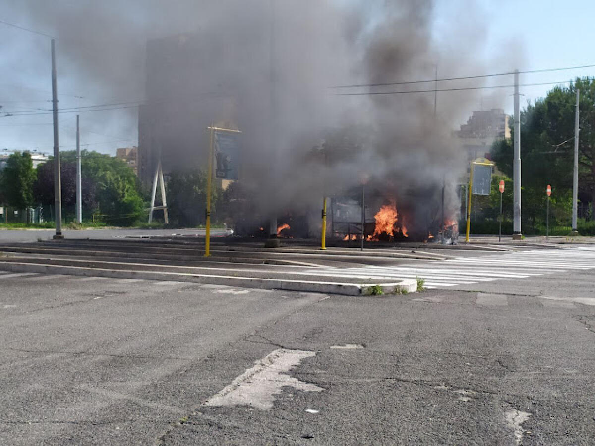 Flambus: a fuoco un bus Roma TPL a largo Labia - 