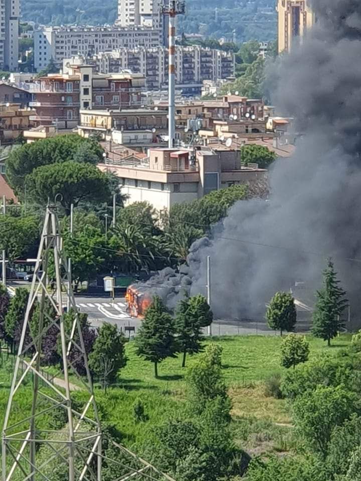 Flambus: a fuoco un bus Roma TPL a largo Labia