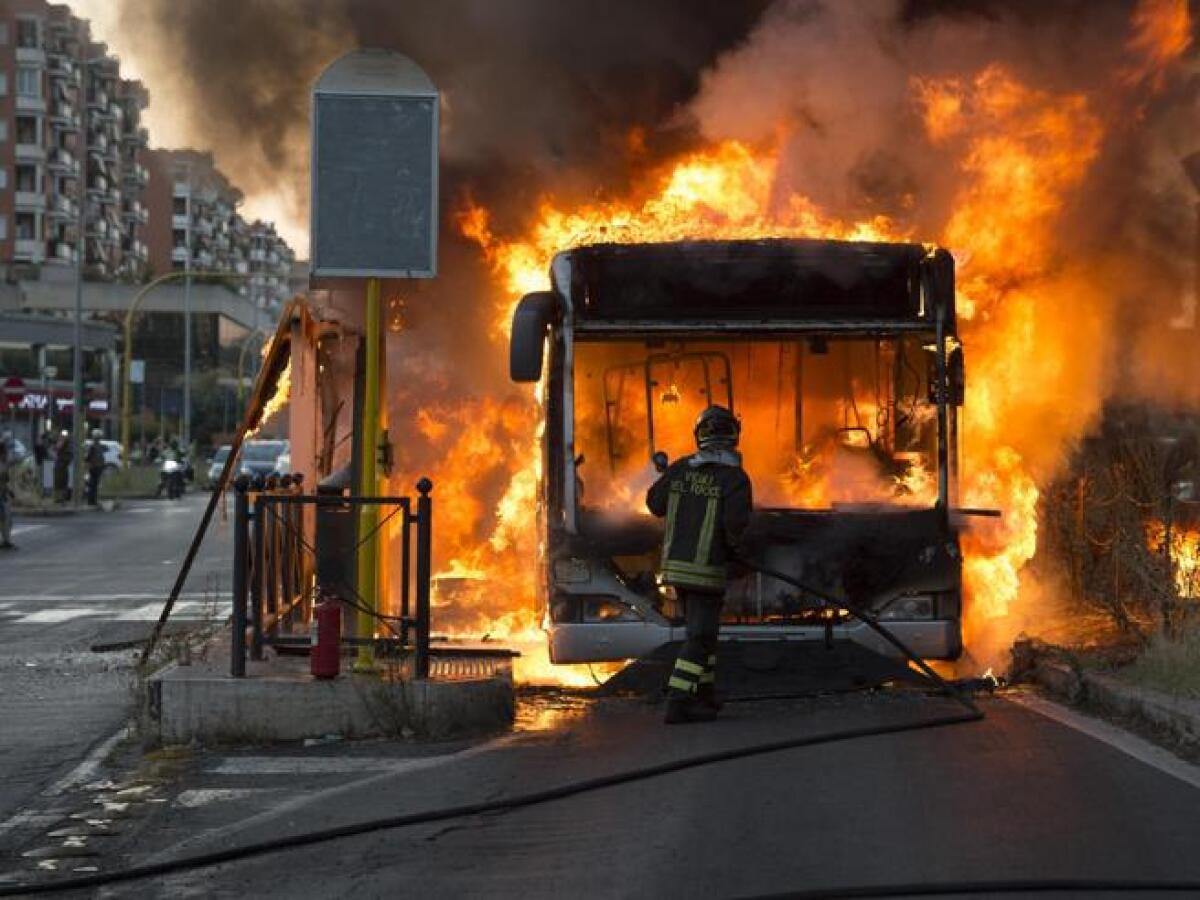  Flambus: nella notte a fuoco un bus ATAC - 