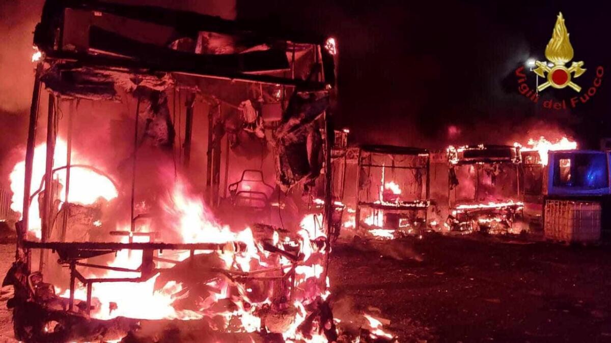 Roma TPL: bruciano 6 autobus alla rimessa Maglianella - 