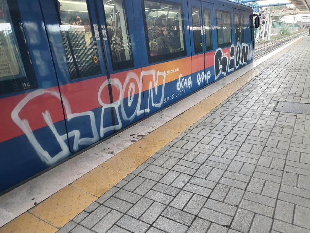 Un altro treno vandalizzato sulla Roma-Lido - 