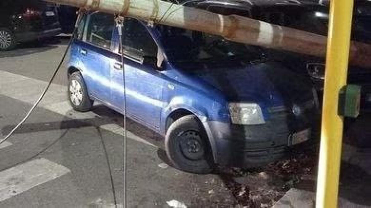 Tram 2: crolla un palo di sostegno    - 