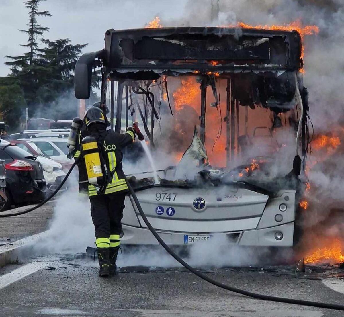 Flambus: a fuoco un bus Roma TPL ad Anagnina - 