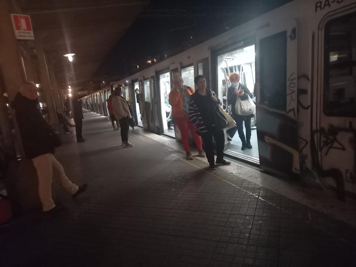 Incendio nei pressi della stazione della Roma-Lido Vitinia: Disagi per i pendolari - 