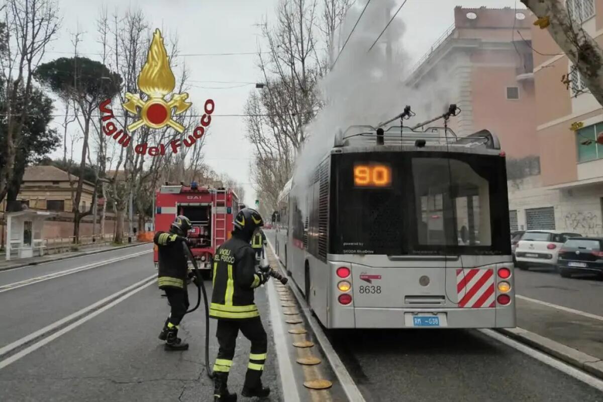 Filobus 90: fumo a bordo di una vettura - 