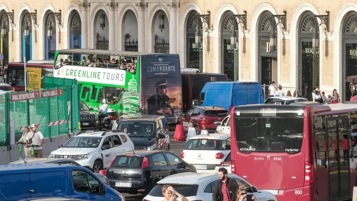 Traffico: a Roma nel 2023 perse 107 ore negli ingorghi stradali - 