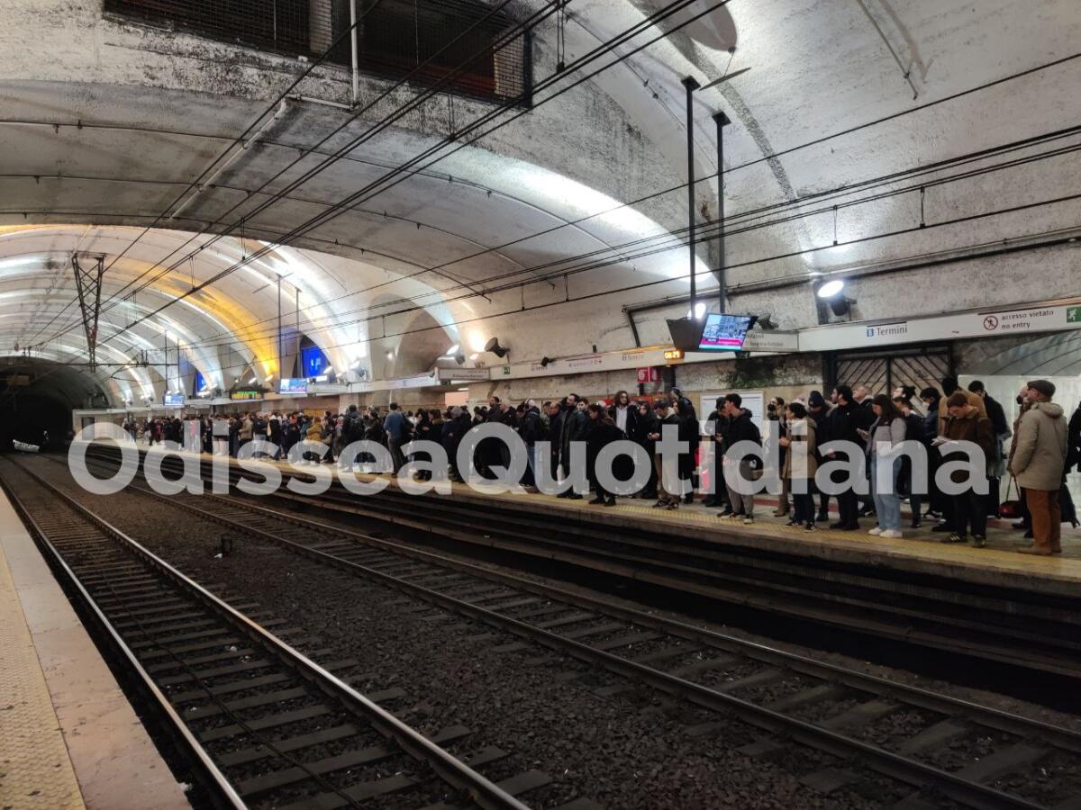 Metro B: giornata di passione. Atto vandalico a un treno e 13 convogli in servizio - 