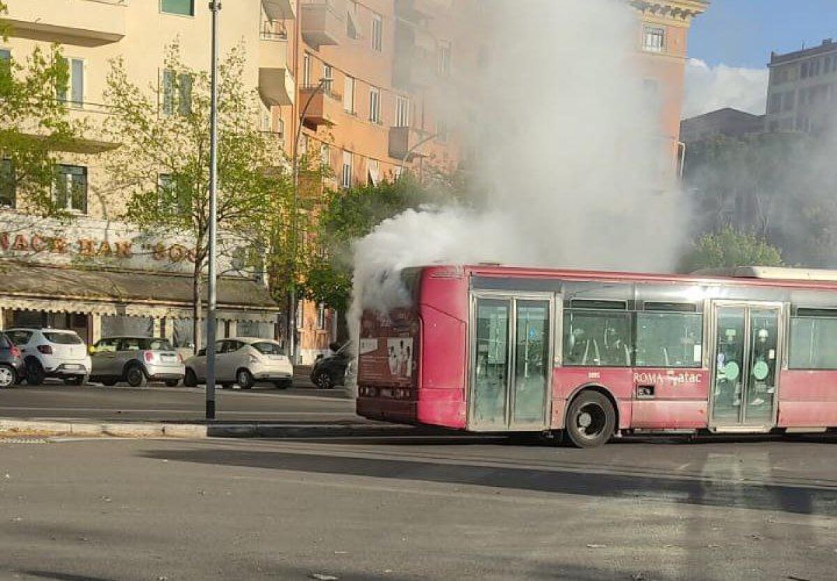 Atac: malfunzionamento del sistema antincendio a bordo di un bus - 