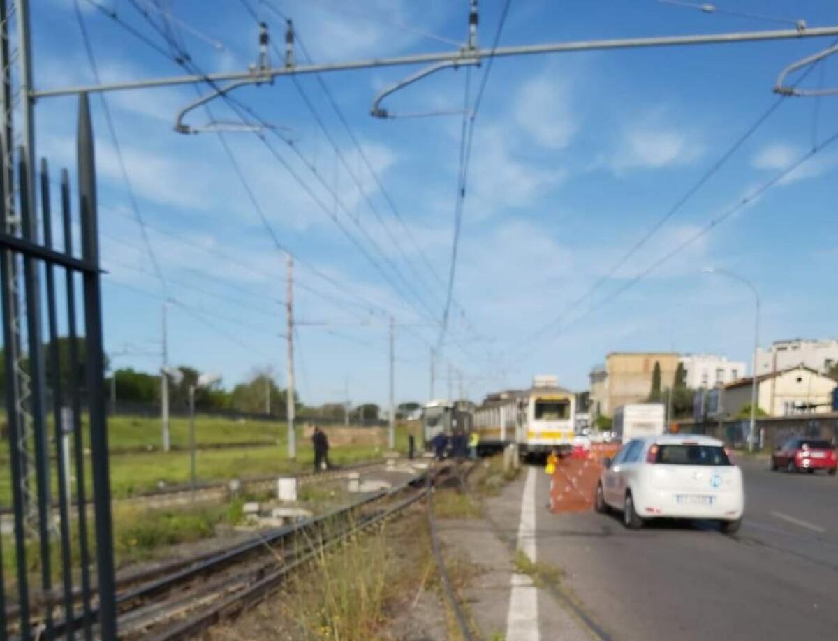Termini-Centocelle: un treno svia all’uscita dal deposito. Servizio interrotto - 