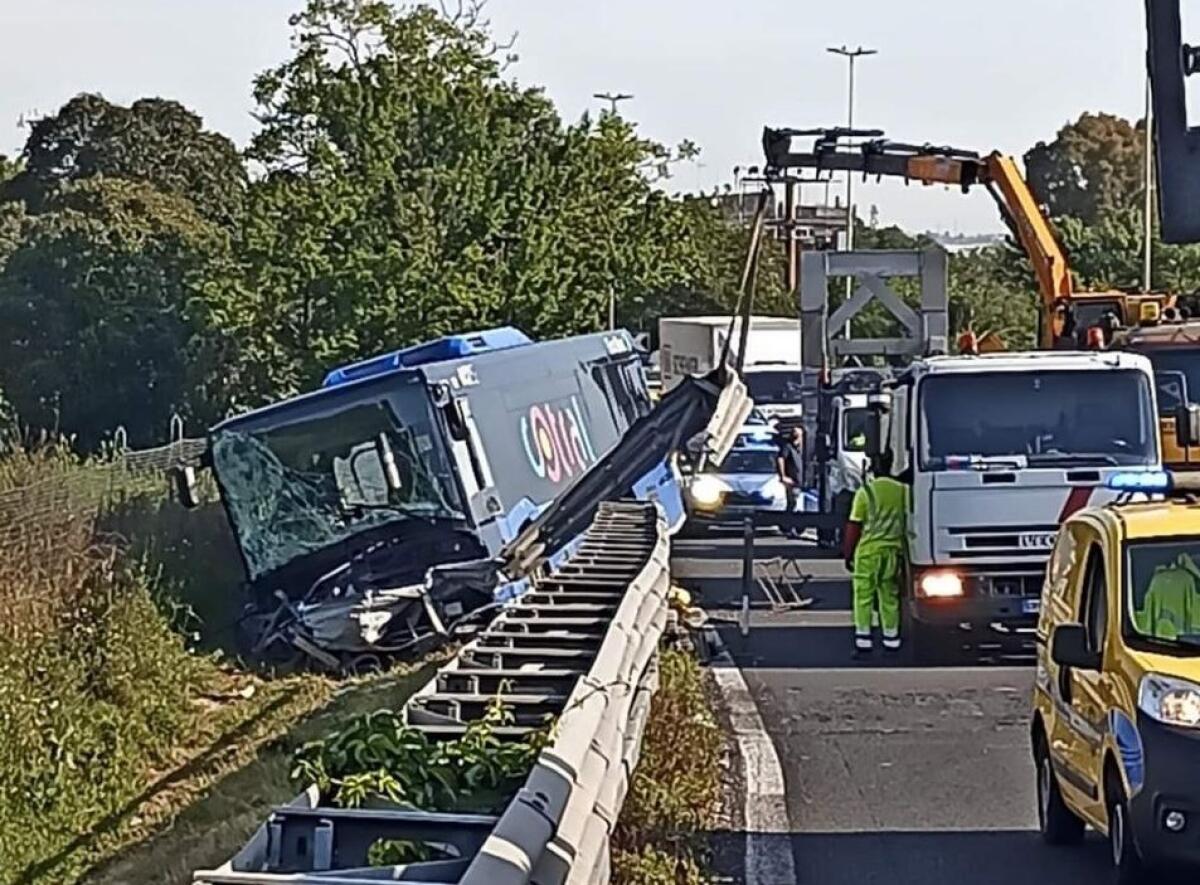 Cotral: bus finisce fuori strada sul GRA - 