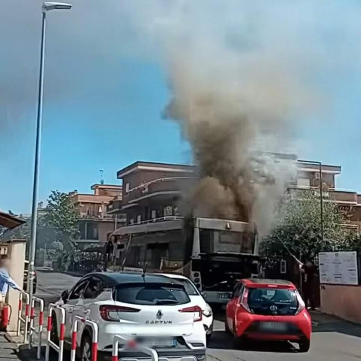 Roma TPL: bus in fiamme a Ottavia - 