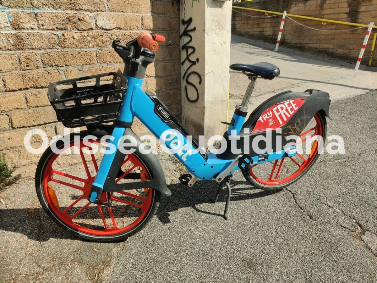 Sharing: caos bici e monopattini, multe e servizio sospeso a giugno - 