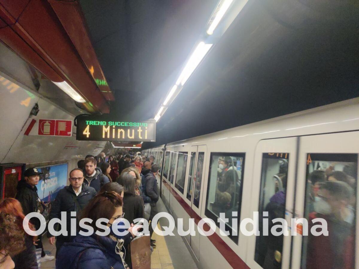 Metro A: servizio dimezzato e mattinata di disagi - 