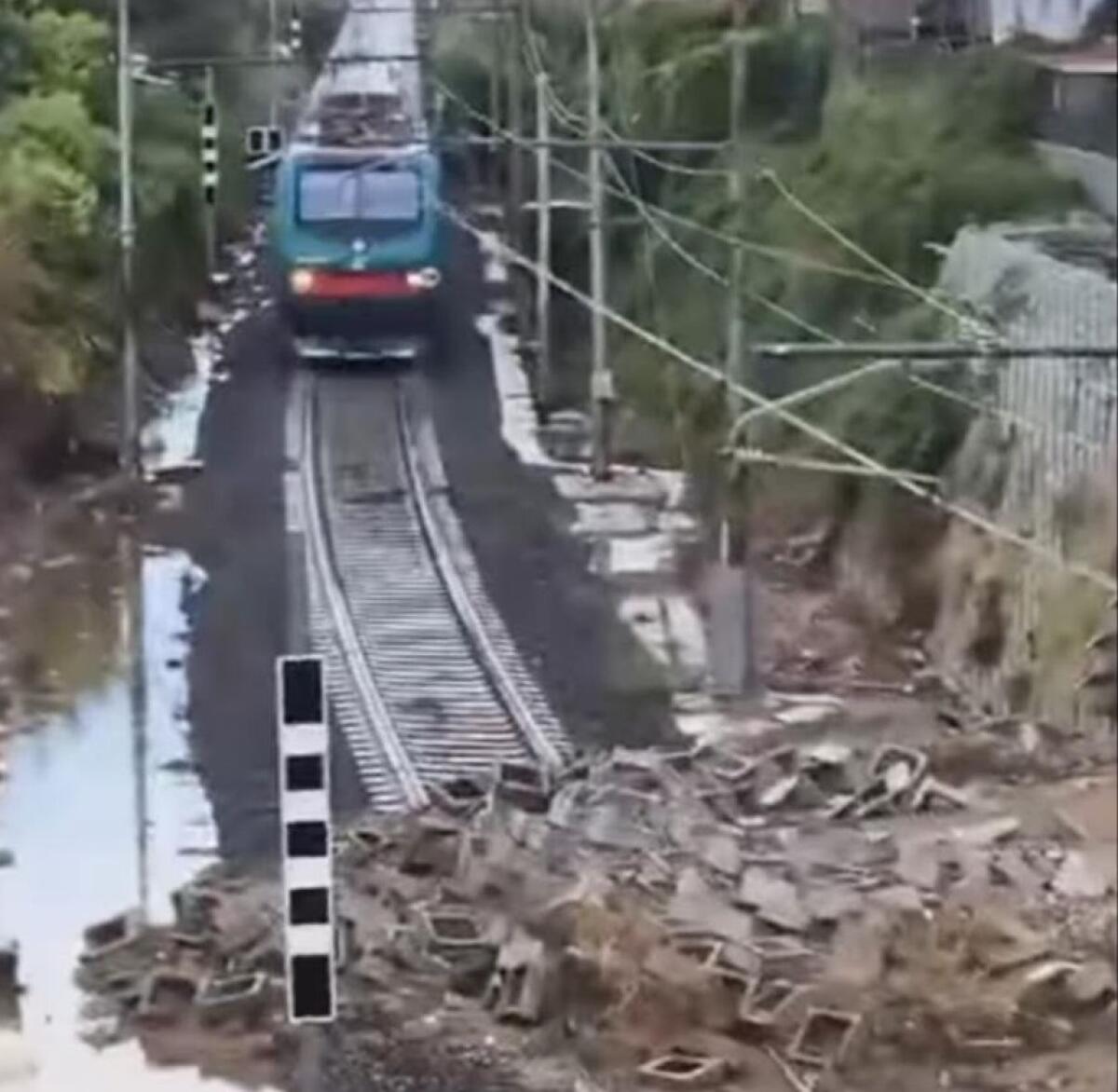 Ferrovia FL8: servizio interrotto a causa di una frana - 