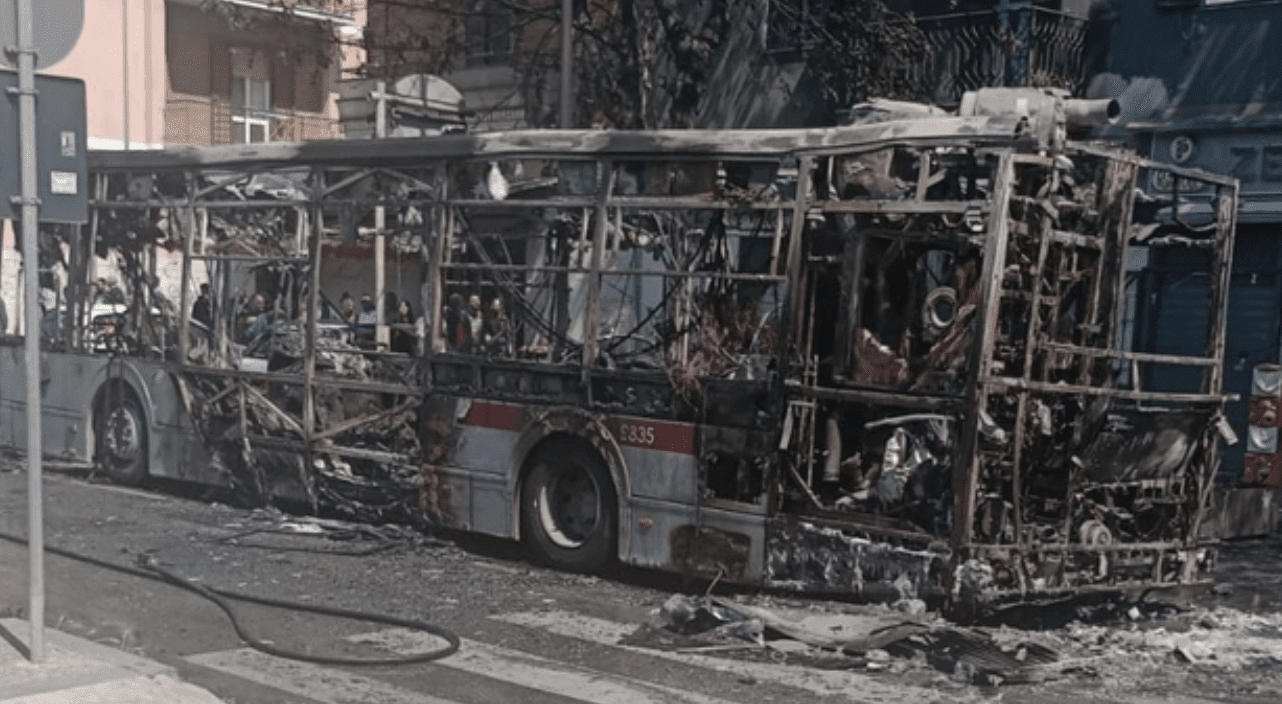 Rete bus periferica: brucia un autobus di SAP ex Roma TPL