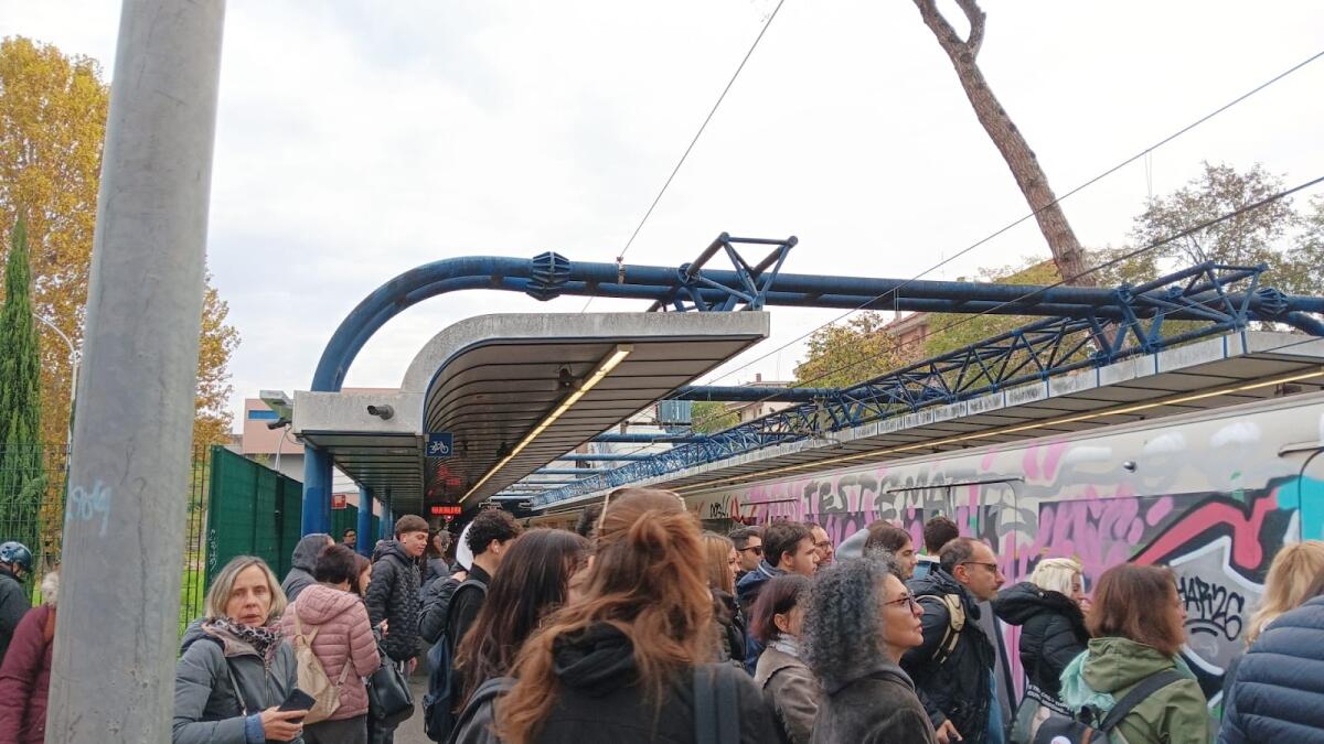 Roma-Lido, ennesimo caos sui binari: pochi treni, lunghe attese e folla in banchina - 