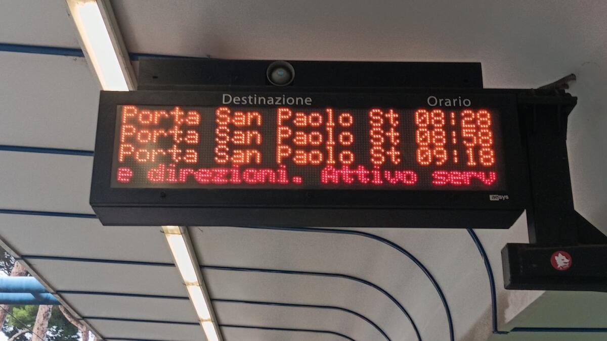 Roma-Lido, disagi senza fine: treni soppressi e navette inesistenti - 