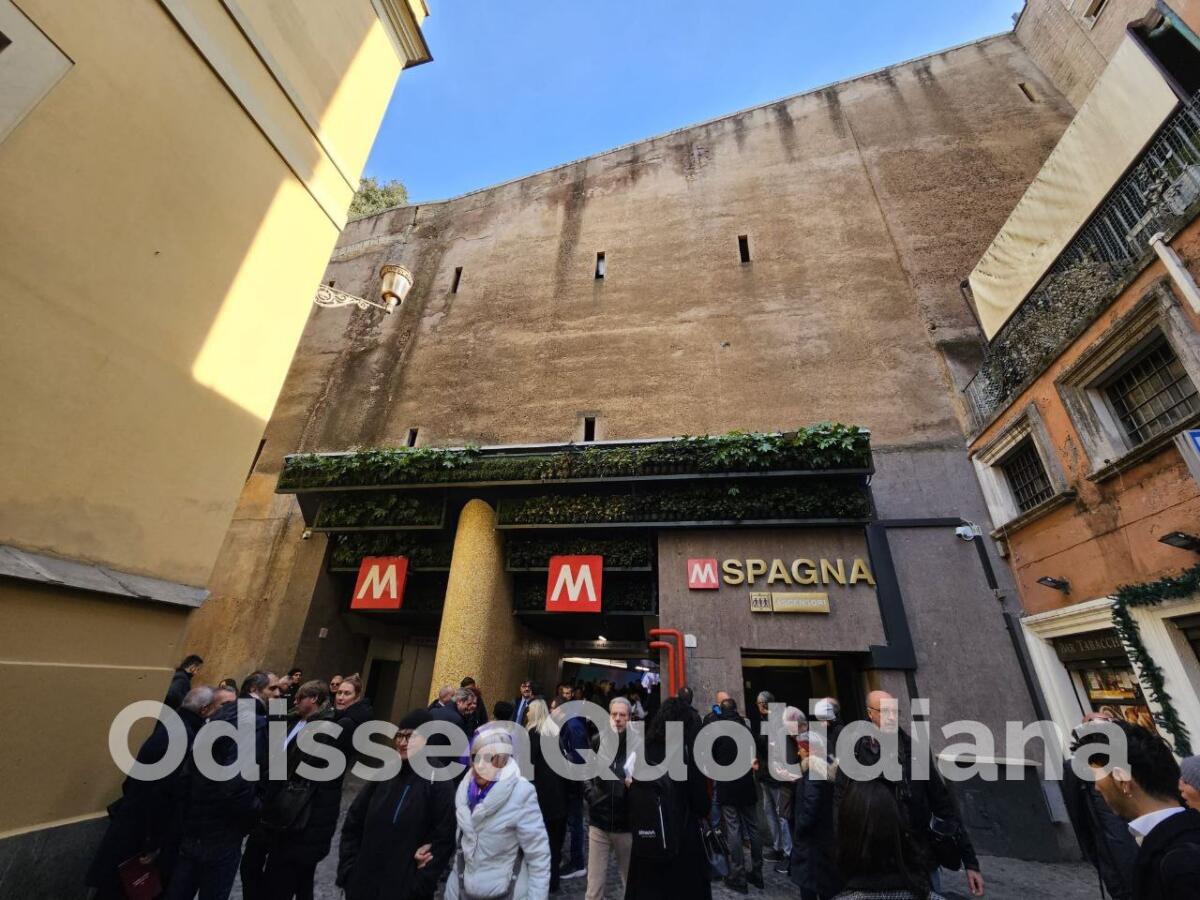 Metro A: chiuse per fumo le stazioni di Barberini, Spagna e Flaminio - 