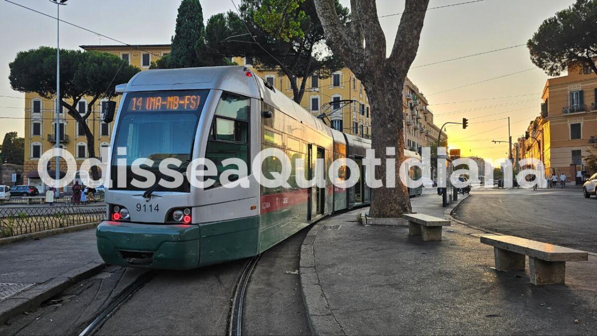 Tram: si moltiplicano le interruzioni per auto in sosta irregolare - 