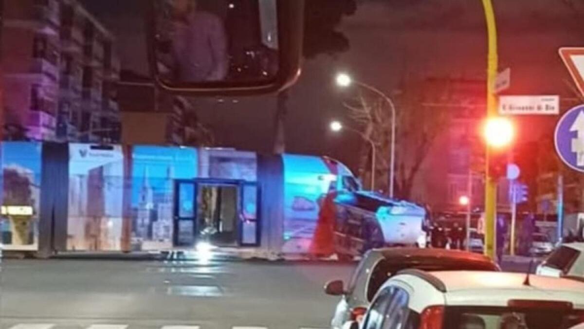 Atac: scontro tra il tram 8 e un camioncino AMA - 