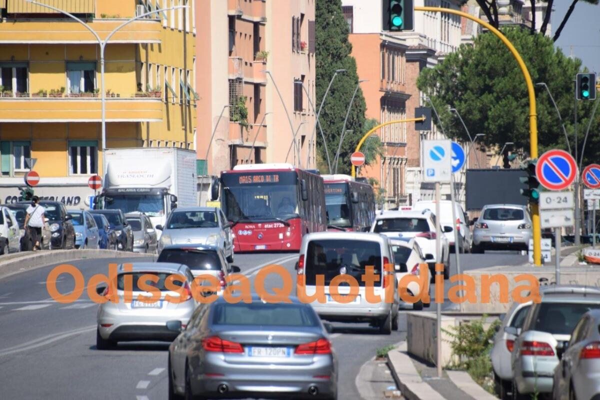 Parcheggi: a Roma 1 auto su 3 parcheggia in sosta irregolare - 