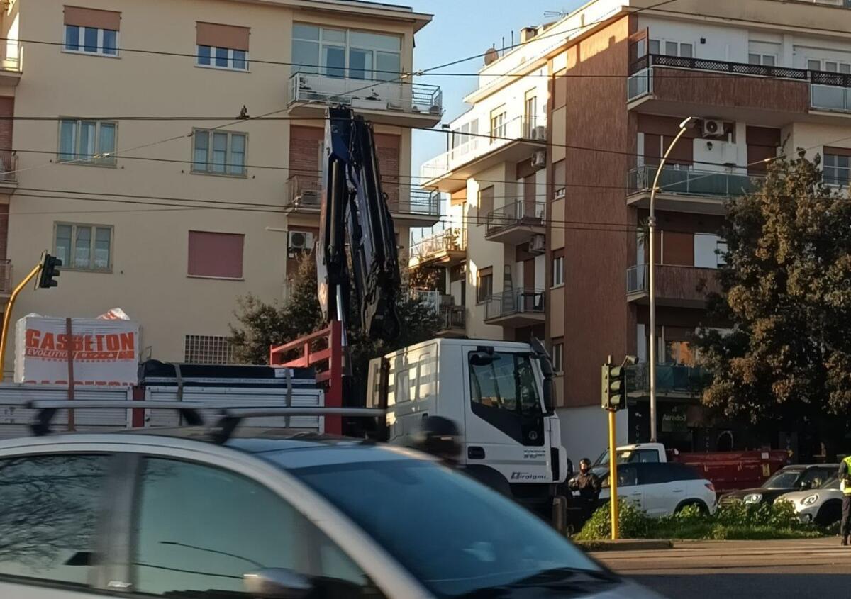 Tram 8: mezzo pesante trancia i cavi elettrici, servizio interrotto - 