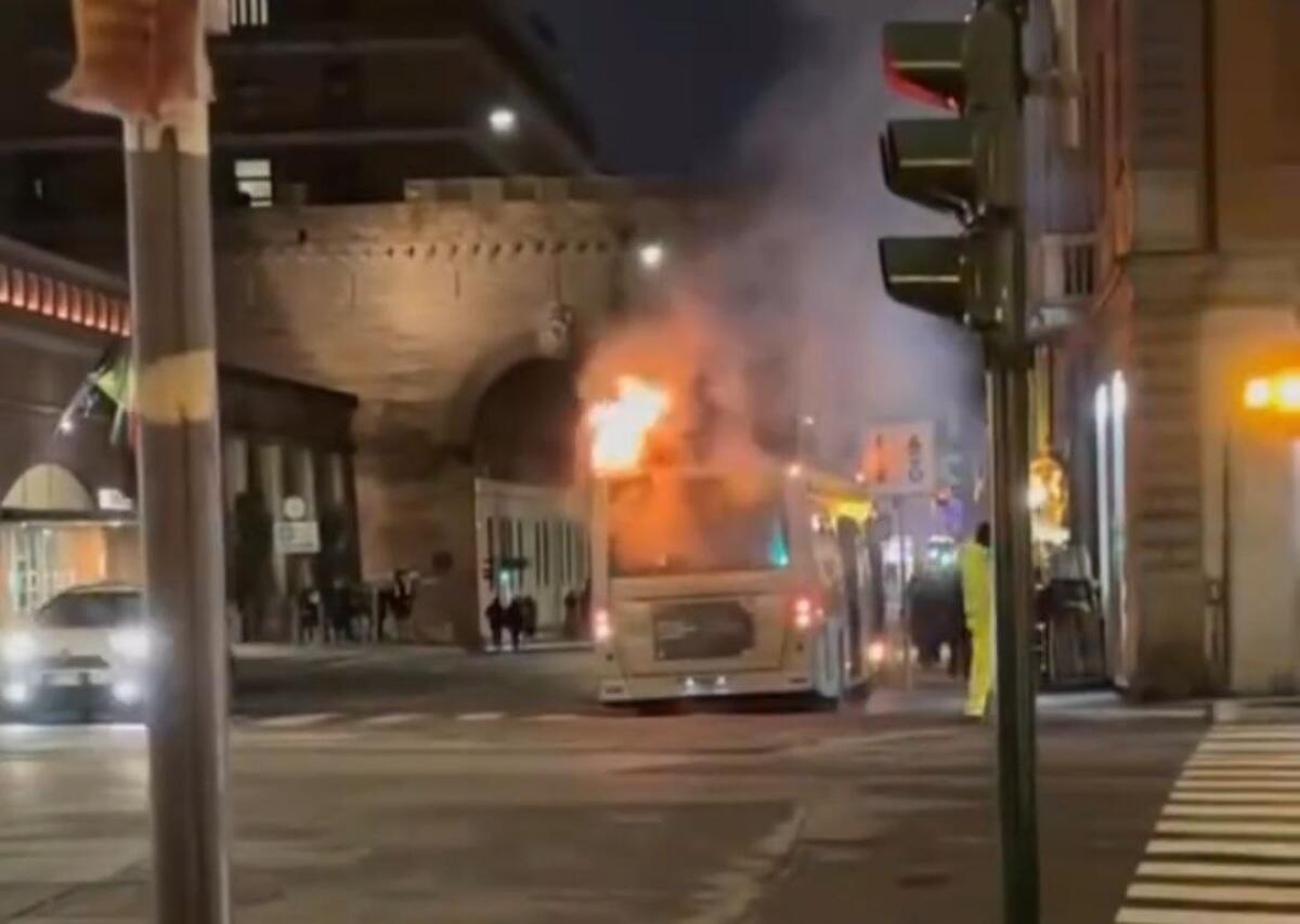Flambus: a fuoco un bus BIS/Tuscia in zona San Pietro - 