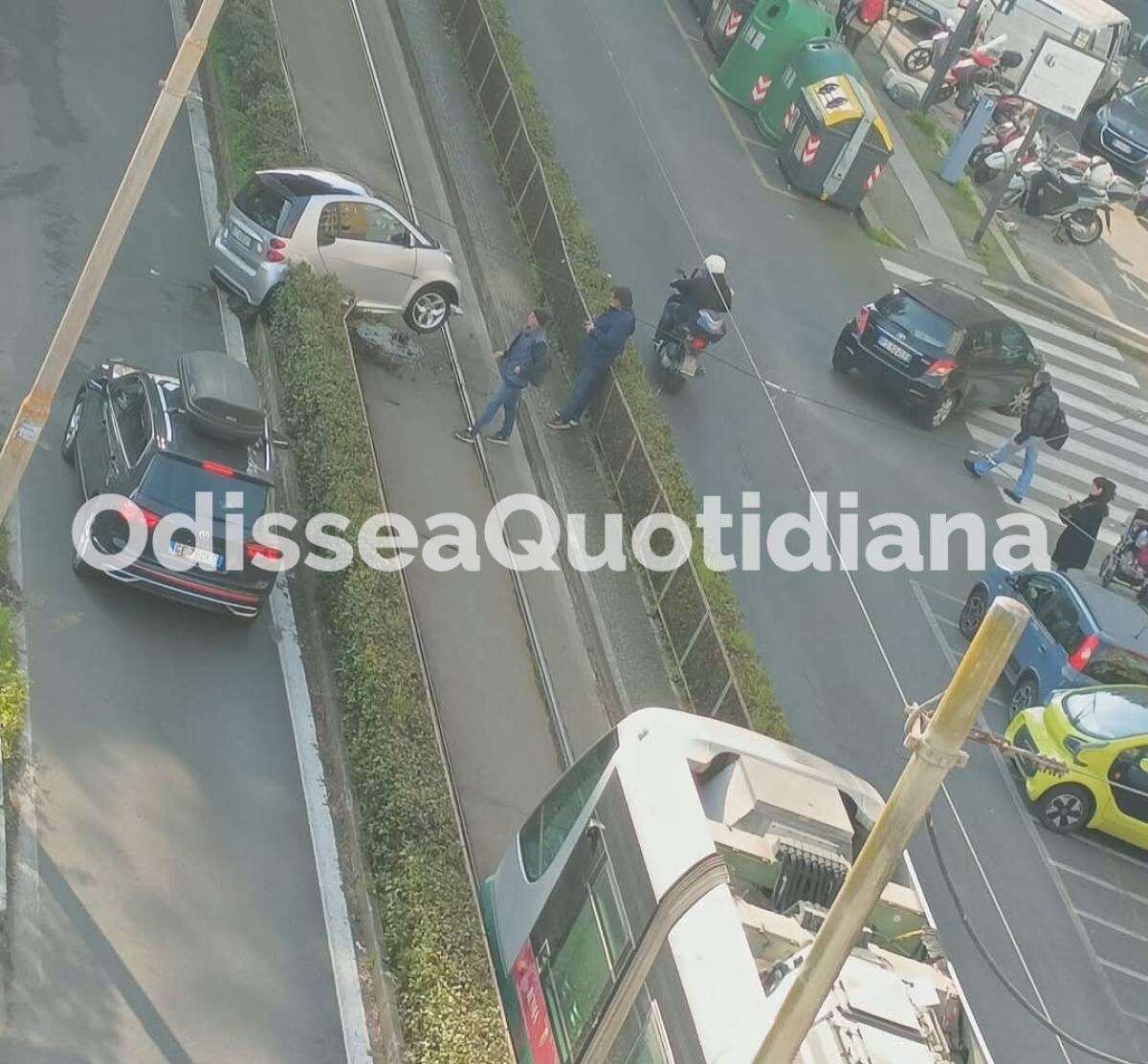 Tram 2: un'automobile sfonda le barriere e finisce sui binari - 