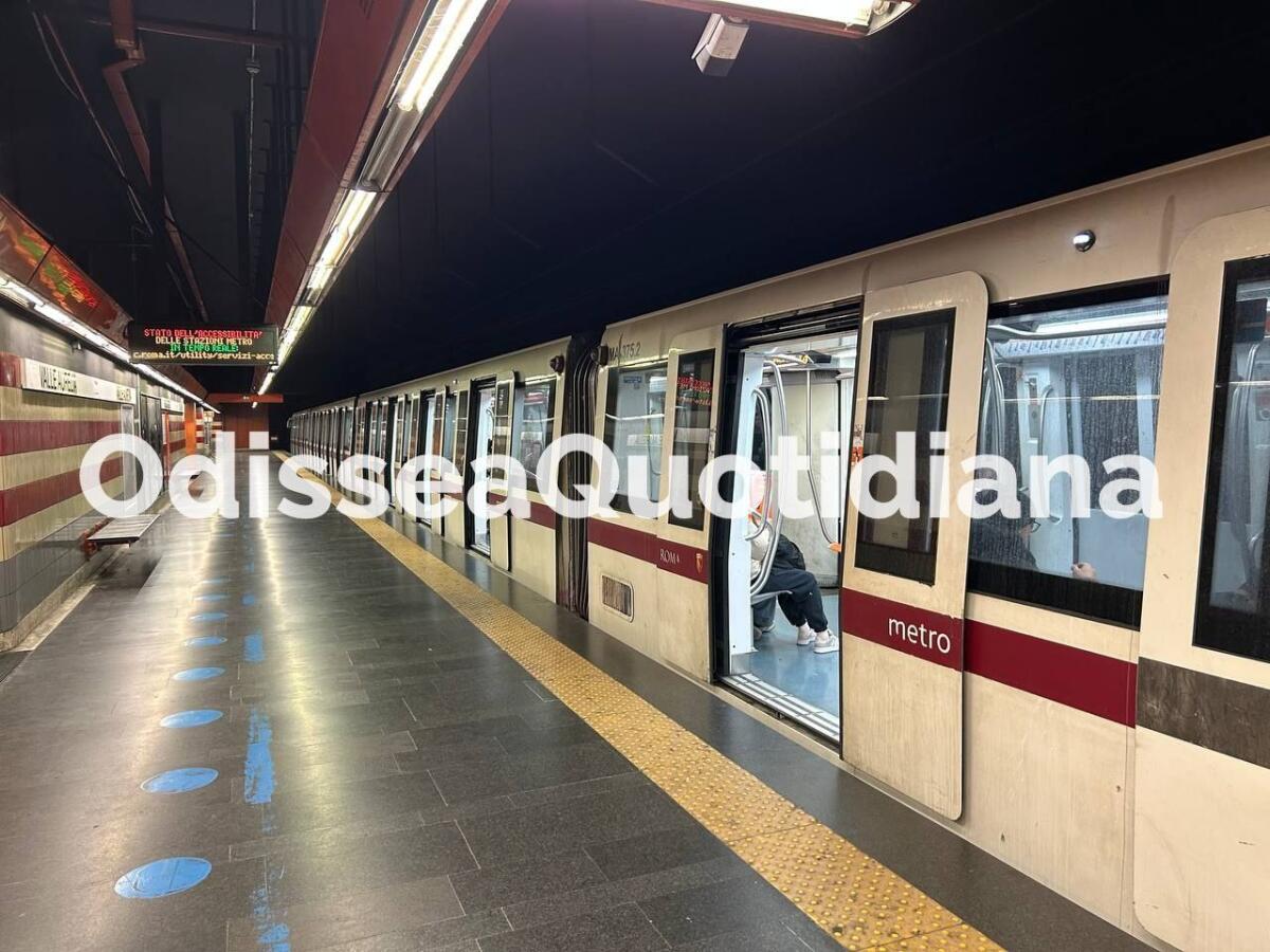 Metro A: accusa un malore e muore. Linea parzialmente interrotta per ore - 