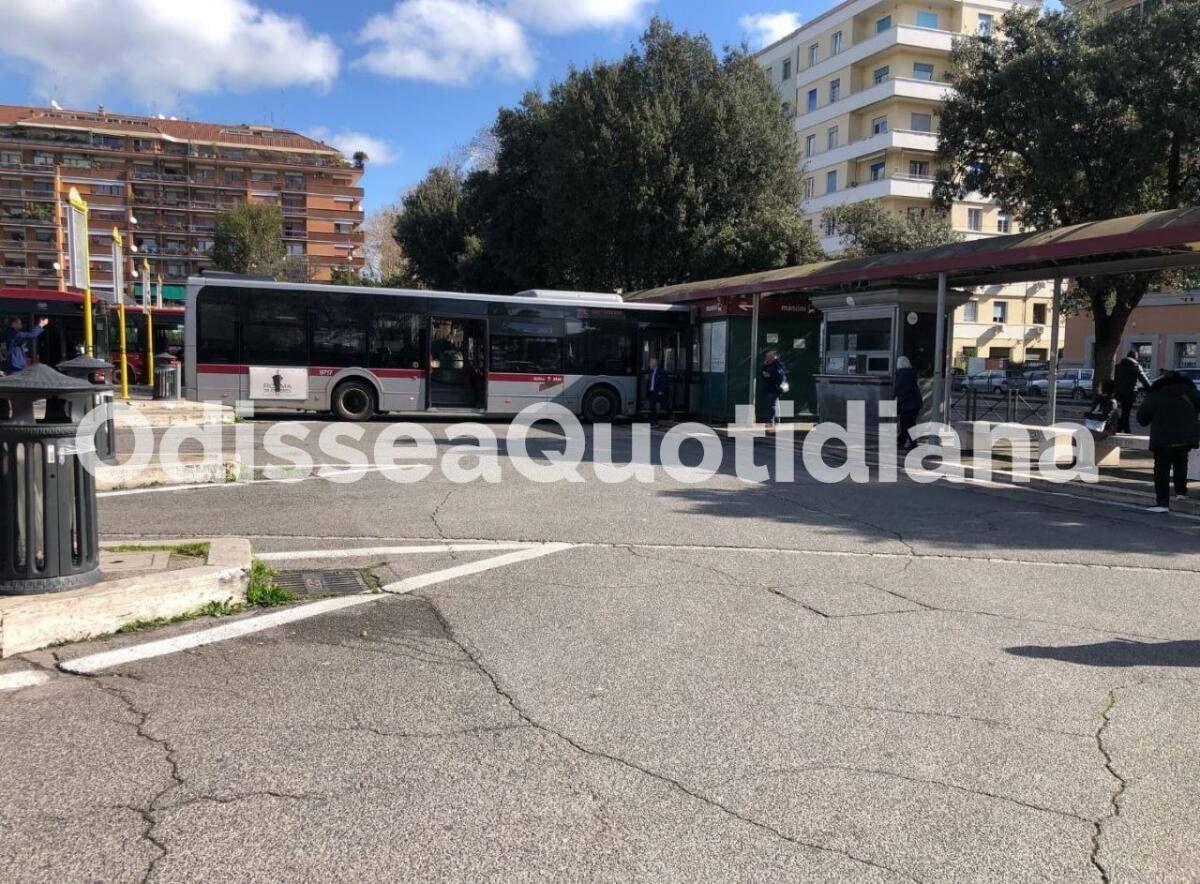 Rete bus periferica: un bus si sfrena e finisce contro il capolinea di Mancini - 