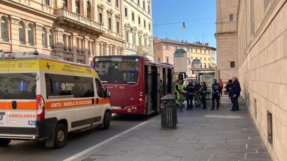 Taglia la strada all'autobus Atac: 8 feriti lievi - 