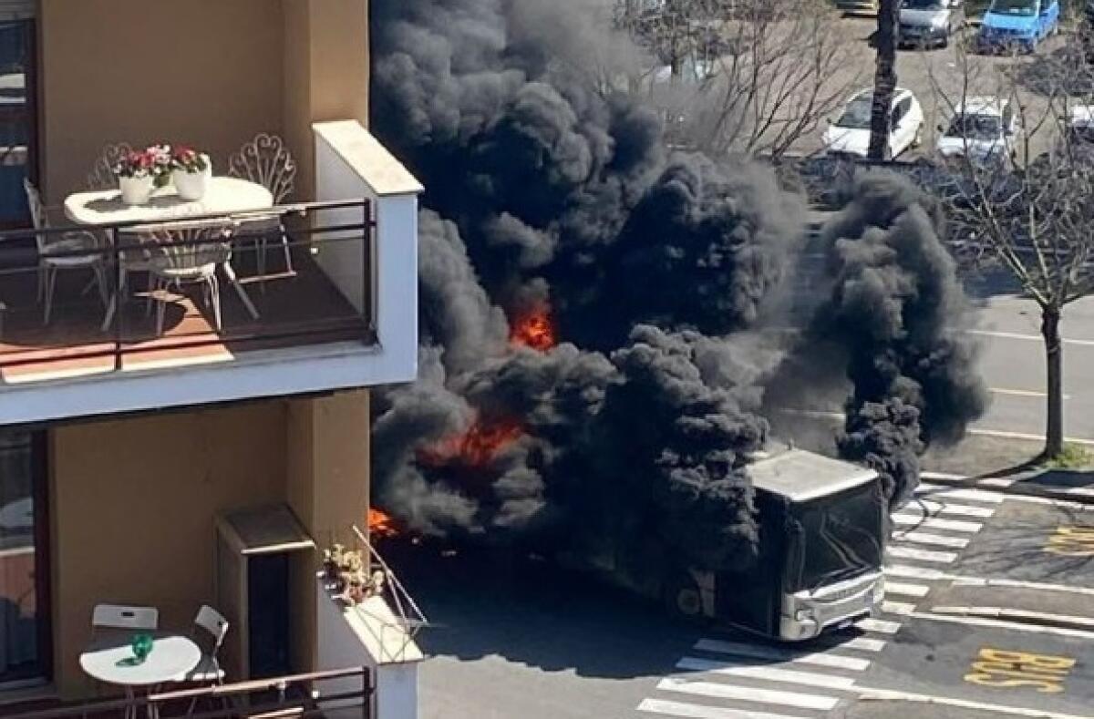 Flambus: brucia un mezzo di BIS in via Lenin - 