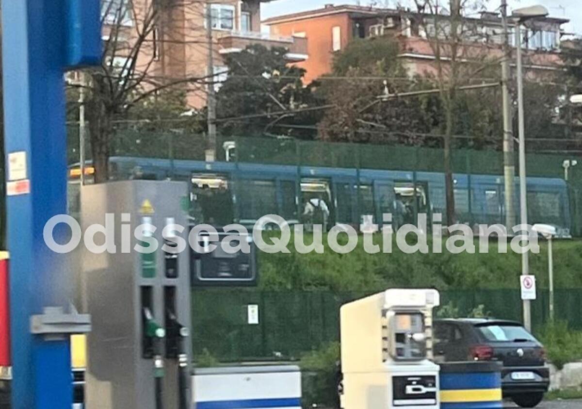 Roma-Lido: mattinata di passione e disagi - 