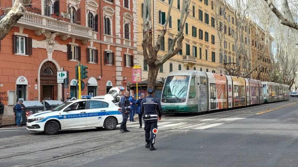 Tram: un camion trancia l’alimentazione di viale Regina Margherita - 