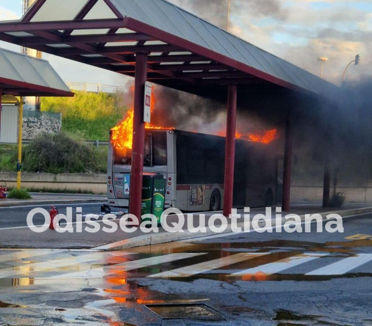 Flambus: brucia l'ennesimo autobus ex Roma TPL - 