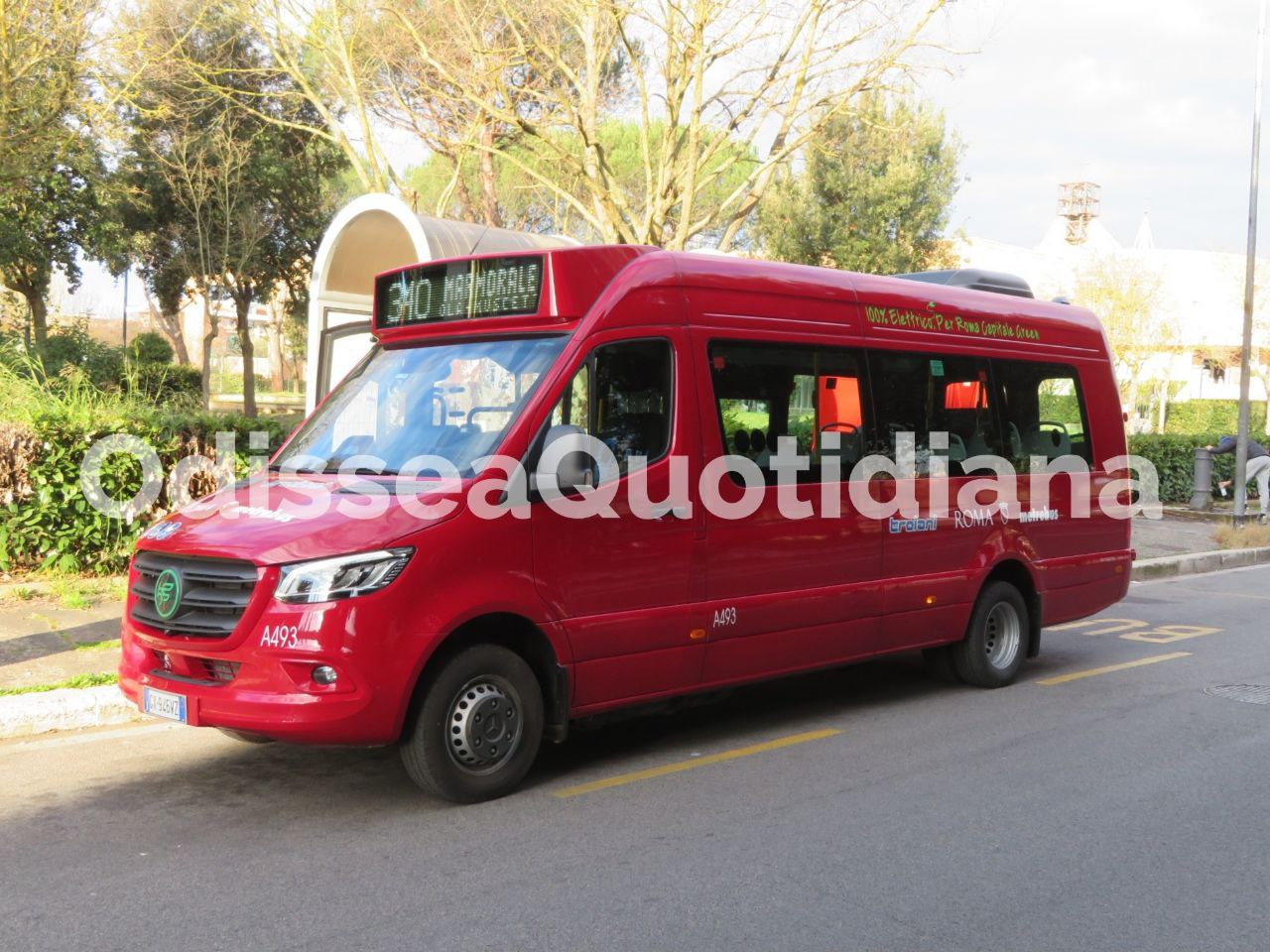 Rete bus periferica: Troiani mette in servizio il primo minibus elettrico