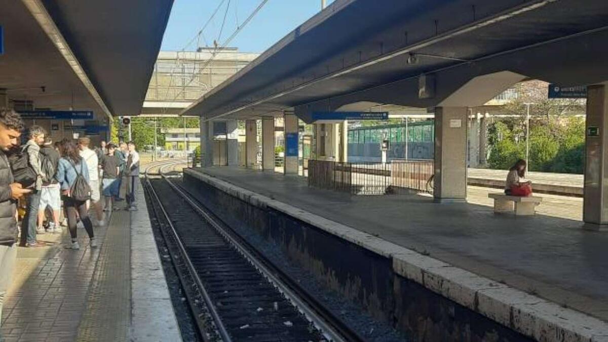Roma-Lido, mattinata da dimenticare: guasti, ritardi e disagi per i pendolari - 