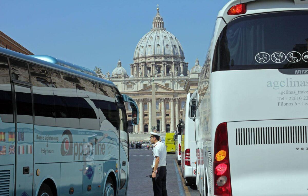 Bus turistici: il TAR annulla le tariffe di Gualtieri per il Giubileo - 
